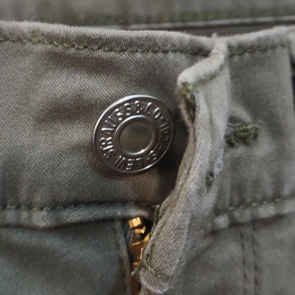 SLIGHTLY USED LEVIS COLOR OLIVE 710 SUPER SKINNY SIZE 25 AS SEEN IN PHOTOS - Picture 3 of 10